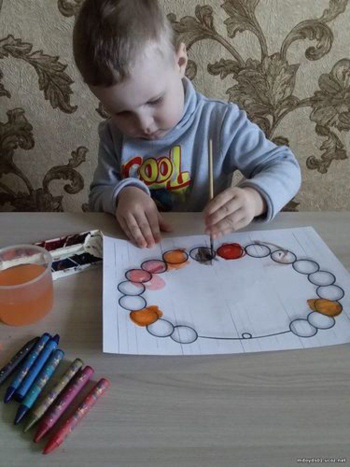 Кирилл рисует бусы для мамы